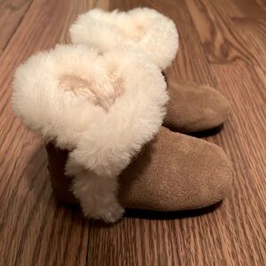 Ugg Lassen baby booties